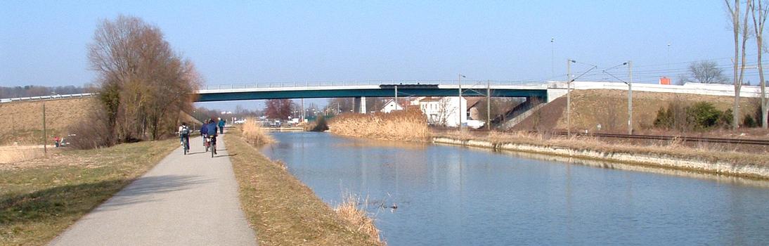 Pont de la D 433: Pont de la route départementale D8 bis sur la voie ferrée Mulhouse-Paris et le Canal du Rhône au Rhin à Brunstatt dans le Haut-Rhin (Alsace)