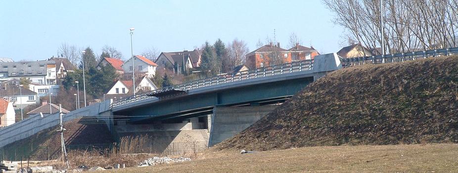 Pont de la D 433 : Pont de la route départementale D8 bis sur la voie ferrée Mulhouse-Paris et le Canal du Rhône au Rhin à Brunstatt dans le Haut-Rhin (Alsace)