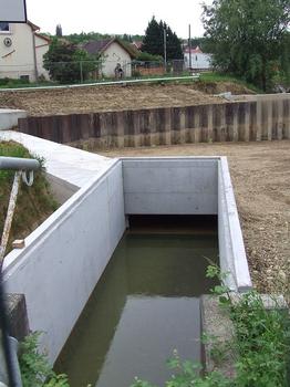 Brunstatt (68/Alsace): Construction d'un passage routier sous le Canal du Rhône au Rhin. Aménagements de la pente d'accès côté Nord-Ouest/Mulhouse