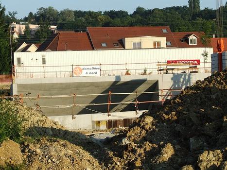 Brunstatt: construction d'un passage routier sous le Canal du Rhône au Rhin. Pente d'accès, côté nord-ouest-Mulhouse