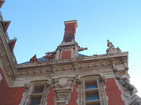 Construit en 1910, l'Hôtel de Ville de Calais a un beffroi de 75 m de hauteur