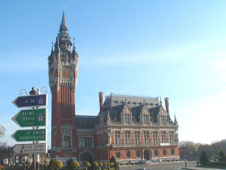 Construit en 1910, l'Hôtel de Ville de Calais a un beffroi de 75 m de hauteur