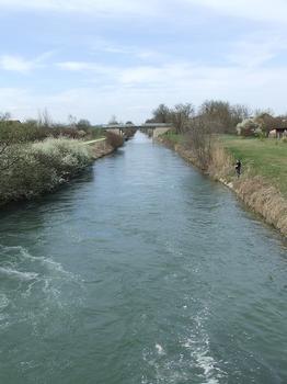 Le Canal de Huningue à Rosenau (68/Haut-Rhin/Alsace). : Le Canal de Huningue relie le Canal du Rhône au Rhin à Niffer (68) au Rhin à Huningue (68)