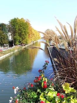 Canal du Rhône au Rhin à Mulhouse près de la gare SNCF. Vue en direction de l'est (Ile Napoléon - Niffer)