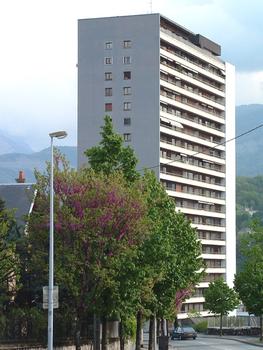 Chambéry: La Tour du Centenaire d'une hauteur de 76 m.(Immeuble d'habitation composé de 27 niveax dont: 1 RdC bas, 1 entre-sol bas, 1 RdC haut, 1 entre-sol haut, 21 étages standart, 1 attique, 1 étage technique)