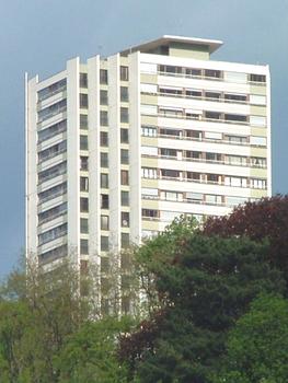 Chambéry (73 - Savoie). Le Nivolet, immeuble d'habitation à Chambéry-Le Molard. Hauteur 63 m - 23 niveaux dont 1RdC bas, 2 Entre-sols, 1 RdC haut,18 niveaux standard, 1 niveau technique