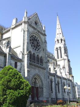 Eglise St André de Châteauroux.Hauteur des 2 flèches: 68 m