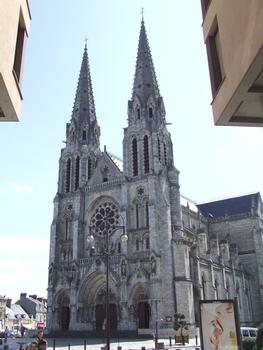 Eglise St André de Châteauroux.Hauteur des 2 flèches: 68 m