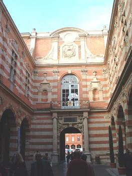 Toulouse: Cour intérieure du Capitole, côté ouest