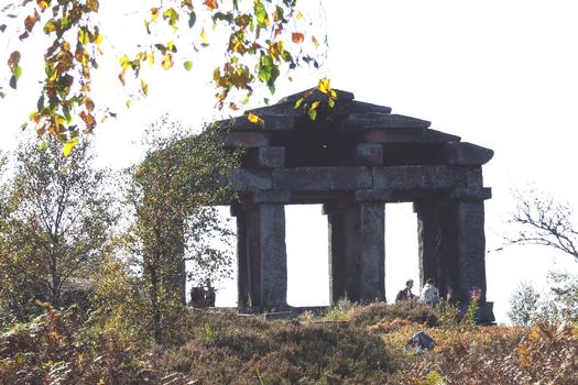 Au sommet du Donon (67) le temple romain reconstruit au XIXème siècle