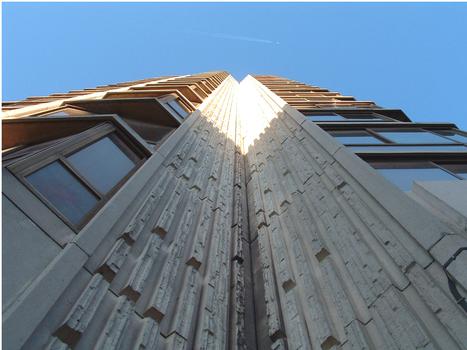 Dunkerque: La «Tour Reuze», immeuble d'habitation composé de 25 niveaux dont 1 RdC, 21 étages standards,1 étage intermédiaire, 1 étage panoramique (restaurant aujourd'hui fermé), 1 étage technique. La hauteur de l'immeuble est de 73 m. (La hauteur est de 88 m à la pointe de l'antenne)