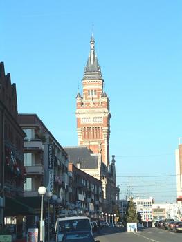Dunkerque: L'Hôtel de Ville (1897-1901) avec son beffroi d'une hauteur de 75 m