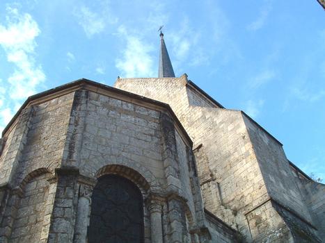 Eglise Sainte Radegonde de Poitiers. Le choeur et le clocher-porte remontent à la consécration de 1099 alors que la nef a été réédifiée au XIIIème siècle et le portail au XVème siècle
