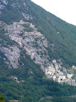 Fortifications du Fort de l'Ecluse dans le défilé de l'Ecluse sur le Rhône.(01/Ain)