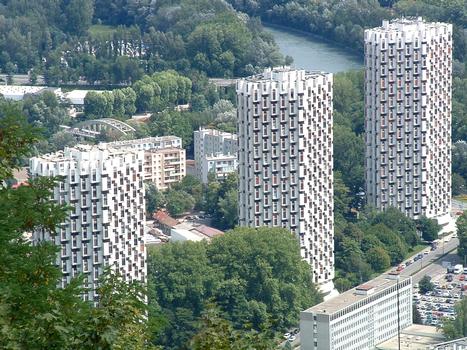 Grenoble (38): Les 3 tours de l'Ile Verte.(1966-1968). Identiques et composées de 33 niveaux dont 2 sous-sols, 1 RdC, 1 Entre-sol,28 étages standard et 1 niveau technique. Hauteur: 92,3 m. Affectation mixte: habitation et bureaux