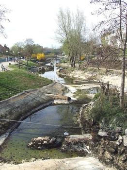 Parc des Eaux vives à Huningue (68) : Aménagement sportif du Canal de Huningue. Mise à sec de la section pour entretien et modification des installations sportives