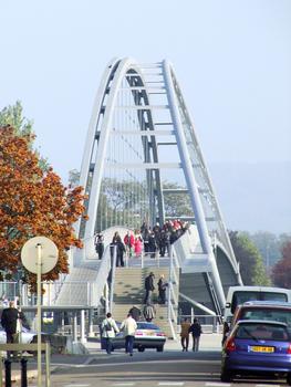 Fußgängerbrücke über den Rhin zischwen Weil am Rhein und Huningue in Frankreich