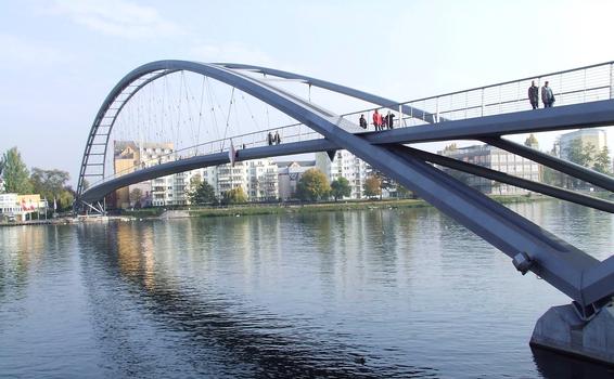 Fußgängerbrücke über den Rhin zischwen Weil am Rhein und Huningue in Frankreich