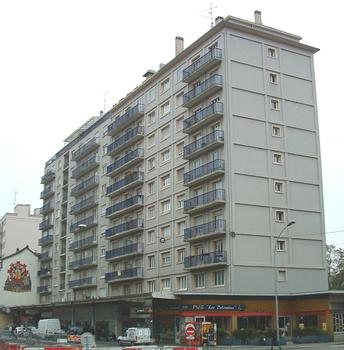 Immeuble Rex, avenue de Colmar, à Mulhouse : Construit en 1957 ce fut le premier grand immeuble d'habitation de la ville. Hauteur 34 m
