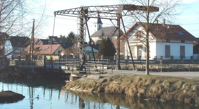 Kembs (68): pont-levis sur le Canal de Huningue