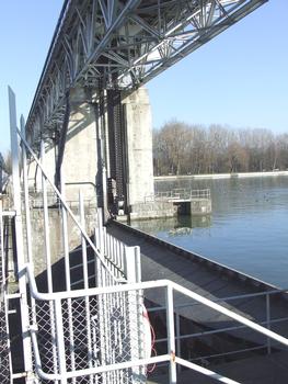 Barrage sur le Rhin à Kembs (68/Haut-Rhin/Alsace). Ce barrage régule de débit du Rhin et maintient à un niveau quasi constant le niveau du Grand Canal d'Alsace.C'est le premier ouvrage en amont avant la frontière Suisse