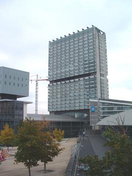 La Tour Europe à Lille vue de l'avenue Le Corbusier. Hauteur 110 m