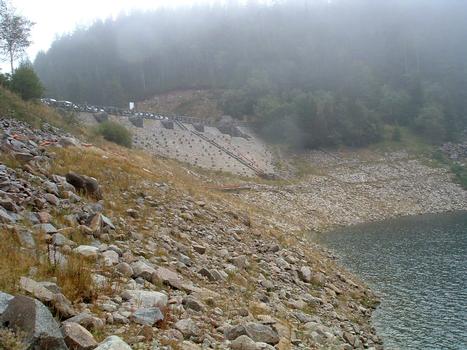 Barrage-retenue du Lac Noir dans le massif des Vosges (Département du Haut-Rhin) en période de bas niveau des eaux