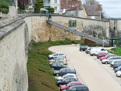 Langres: Funiculaire reliant la ville-haute à 2 niveaux d'aires de stationnement pour véhicules