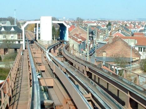 Laon: Funiculaire POMA 2000. Gare Intermédiaire
