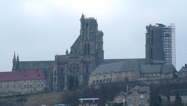 La Cathédrale de Laon vue de la ville basse