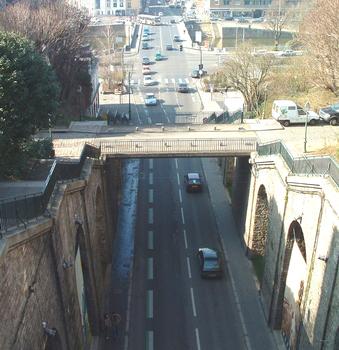 Le Mans: la rue Wilbur-Wright appelée le «Tunnel» (qui a été percé entre 1872 et 1877 selon les plans de l'ingénieur Eugène Caillaux)