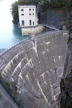 Le barrage et le complexe hydroélectrique du Sautet sur Le Drac en Isère (38)