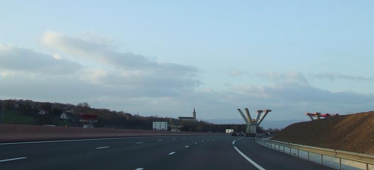 Viaduc de la Savoureuse en construction: La ligne grande vitesse «Rhin-Rhône» franchissant l'autoroute A36 dans le département du Territoire de Belfort entre Montbéliard et Belfort