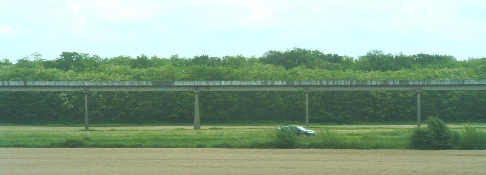 Dans le département du Loiret au nord d'Orléans, la ligne expérimentale de l'aérotrain. Située entre Ruan et Saran, cette ligne est longue de 18 km. Elle était en service de 1969 à 1976. Cette ligne a servi de support au record mondial de vitesse sur coussin d'air établi en mars 1974 à 428 Km/h