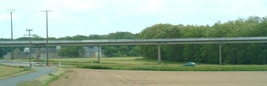 Dans le département du Loiret au nord d'Orléans, la ligne expérimentale de l'aérotrain. Située entre Ruan et Saran, cette ligne est longue de 18 km. Elle était en service de 1969 à 1976. Cette ligne a servi de support au record mondial de vitesse sur coussin d'air établi en mars 1974 à 428 Km/h