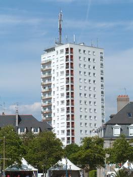 La Tour «Sud-Est», le plus haut immeuble de Lorient. Hauteur de l'immeuble d'habitation: 45 m. Hauteur à la cime de l'antenne: 58 m
