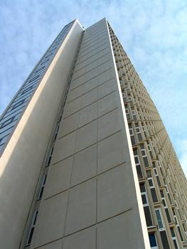 Tour des Archives à Mâcon (71/Saône et Loire). (Immeuble administratif pour le stokage des archives départementales contruit en 1970 selon les plans de l'architecte départemental Henri Palazzi. Hauteur totale 52 m pour 22 niveaux. (La hauteur sous plafond des étages standard est de 2,20 m)