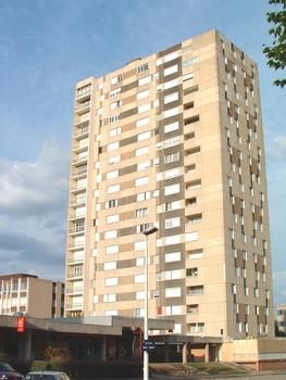 Tour Henri Dunand à Mâcon (71/ Saône et Loire). Immeuble d'habitation. Hauteur 56 m. (21 niveaux dont 1 sous-sol, 1 RdC, 18 étages et 1 étage) technique