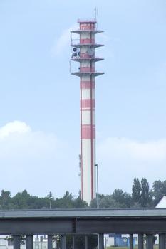 Hauteur de la tour 98 m. Hauteur à la cime de l'antenne 104 m.