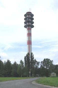Hauteur de la tour 98 m. Hauteur à la cime de l'antenne 104 m.