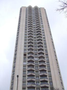 Marseille: Immeuble résidentiel «Le Grand Pavois» construit en 1975.La hauteur du bâtiment est de 100 m. Il est composé de 36 niveaux aériens (dont 1 RdC - 2 ES - 30 étages - 2 attiques - 1 niveau technique). hauteur à la cime de l'antenne: 115 m