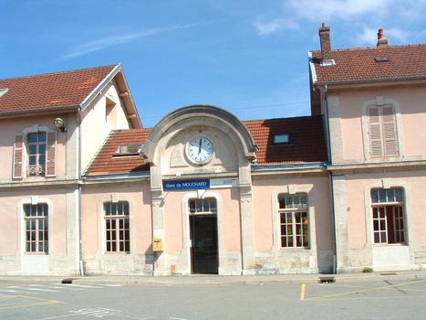 La gare SNCF de Mouchard (39-Jura). (Cette petite gare est un important point de correspondance pour plusieurs lignes dont Strasbourg-Marseille et Paris-Berne - Lausanne)