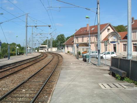La gare SNCF de Mouchard (39-Jura). (Cette petite gare est un important point de correspondance pour plusieurs lignes dont Strasbourg-Marseille et Paris-Berne - Lausanne)