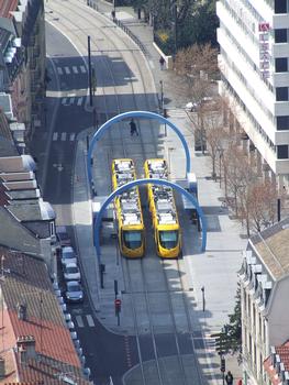 Mulhouse: Ligne Est-Ouest du Tram-Train. Station «Mairie» (Vue depuis la terrasse de la Tour de l'Europe)