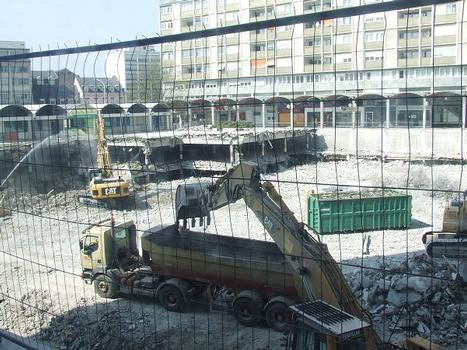 Mulhouse: Rénovation de la «Porte Jeune» - Construction d'un complexe commercial. (1ère phase des travaux: démolition de la Place de l'Europe et des parkings souterrains.Situation au 05.04.2007)