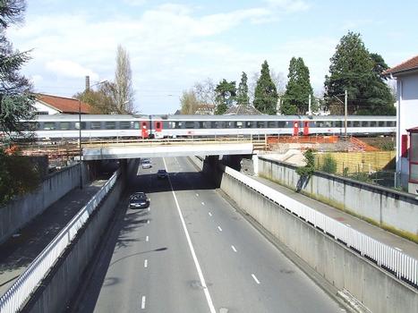 Mulhouse: Tram-train : Construction de la nouvelle ligne C reliant Mulhouse-Stade de l'Ill à Thann-nord. Pont sur l'Avenue F. Mitterand à Mulhouse-Dornach