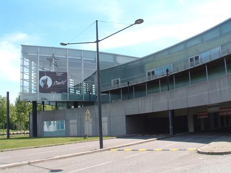 Mulhouse: Kinépolis. (Complexe de salles de cinéma situé à l'entrée Nord-Est de la Ville. Architectes: Dewulf & Flamend en 2000)