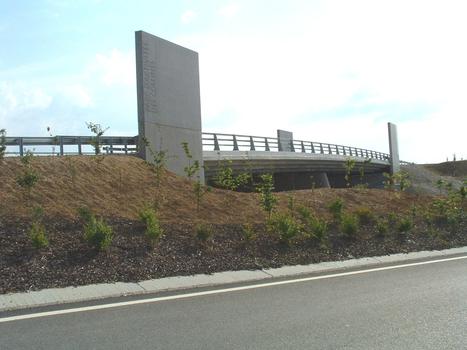 Mulhouse: Rocade Ouest, de type autoroutier, ouverte à la circulation en 2004. Pont de l'échangeur du Parc des Collines