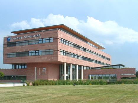 Mulhouse-Sausheim: Siège de la Banque Populaire d'Alsace. (2003-Architectes: Chauvet-Dietschy-Rey-Lesage)