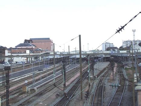 Mulhouse: La gare SNCF. Vue des voies et des quais en direction du nord-est